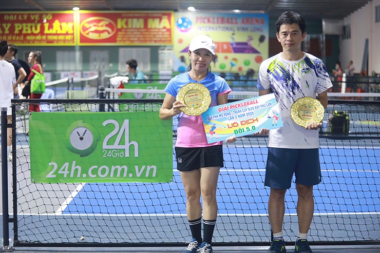 La bella tenista Vinh Long supera el dolor de espalda para ganar tres títulos en el principal torneo de pickleball del Oeste.